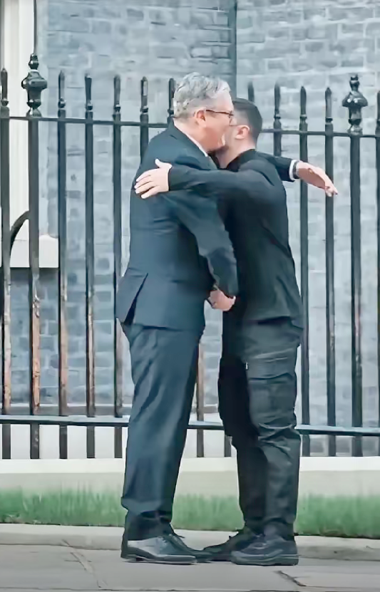 屈辱48小时后反击！  
乌总统伦敦上演大戏  
英国新首相竟当街张开双臂强拥3