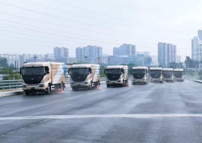 阿维看完阅兵后才知道，九三大阅兵上除了威武的方阵，其实还有一群“低调英雄”在默默