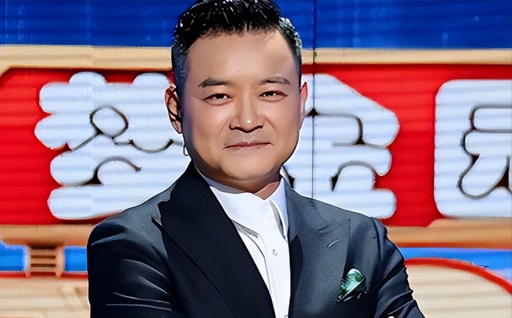 曾是央视名嘴，31岁因一句话离开央视赴美国，如今50岁现状如何了