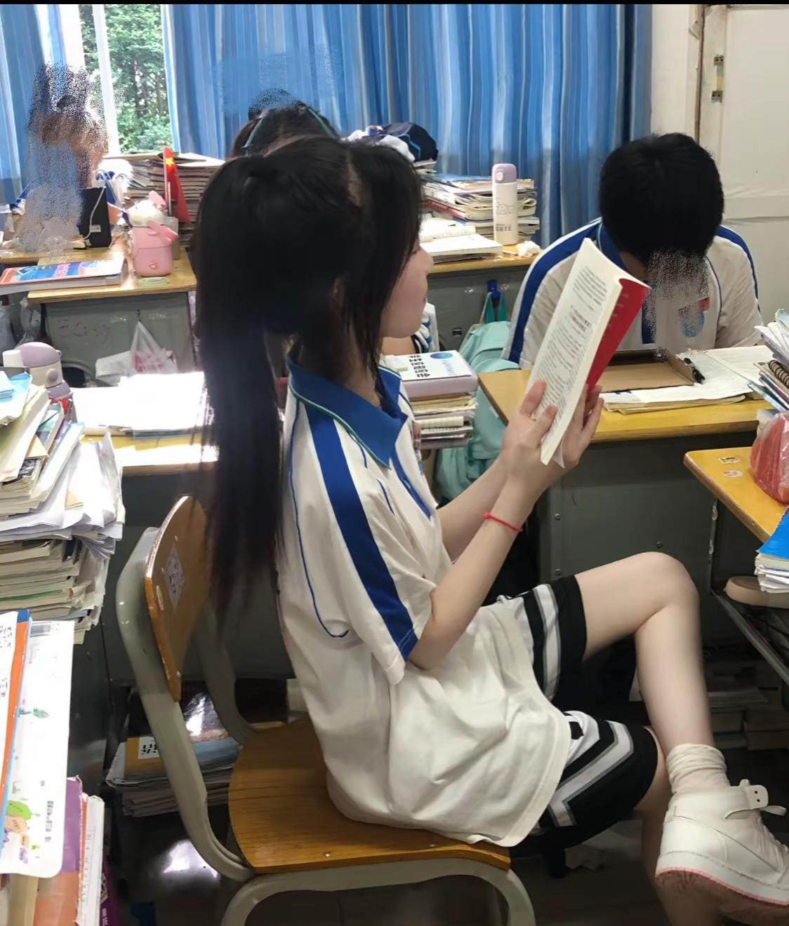 不是，现在的初中生都翘二郎腿了吗？