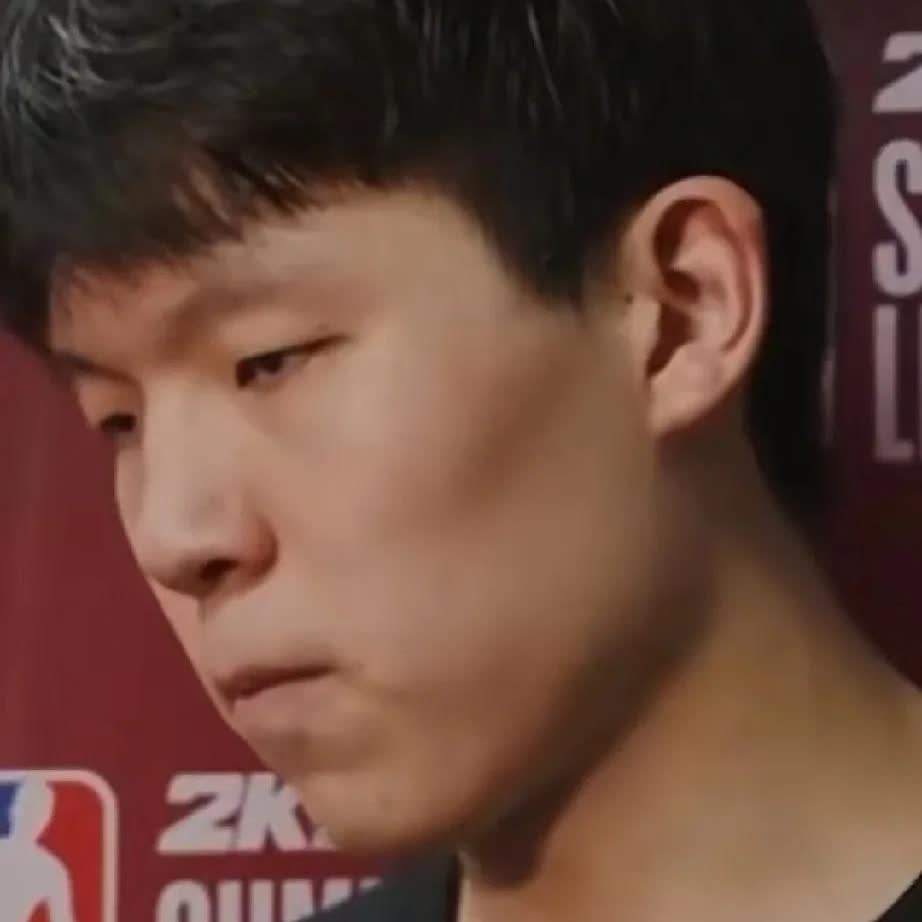 杨瀚森这随身翻译绝了！

杨瀚森在第二场比赛再次拿下两双，砍下10分5篮板3