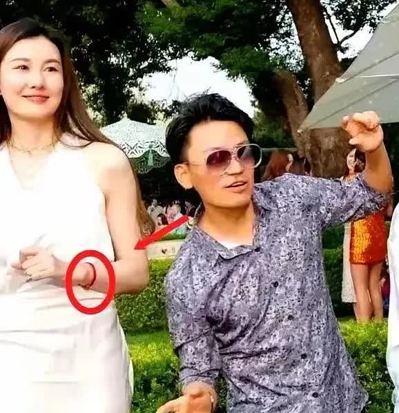 藏的够深呀！凌晨被拍到牵着冯清回北京别墅，这位身高178的世界小姐亚军，已默默陪