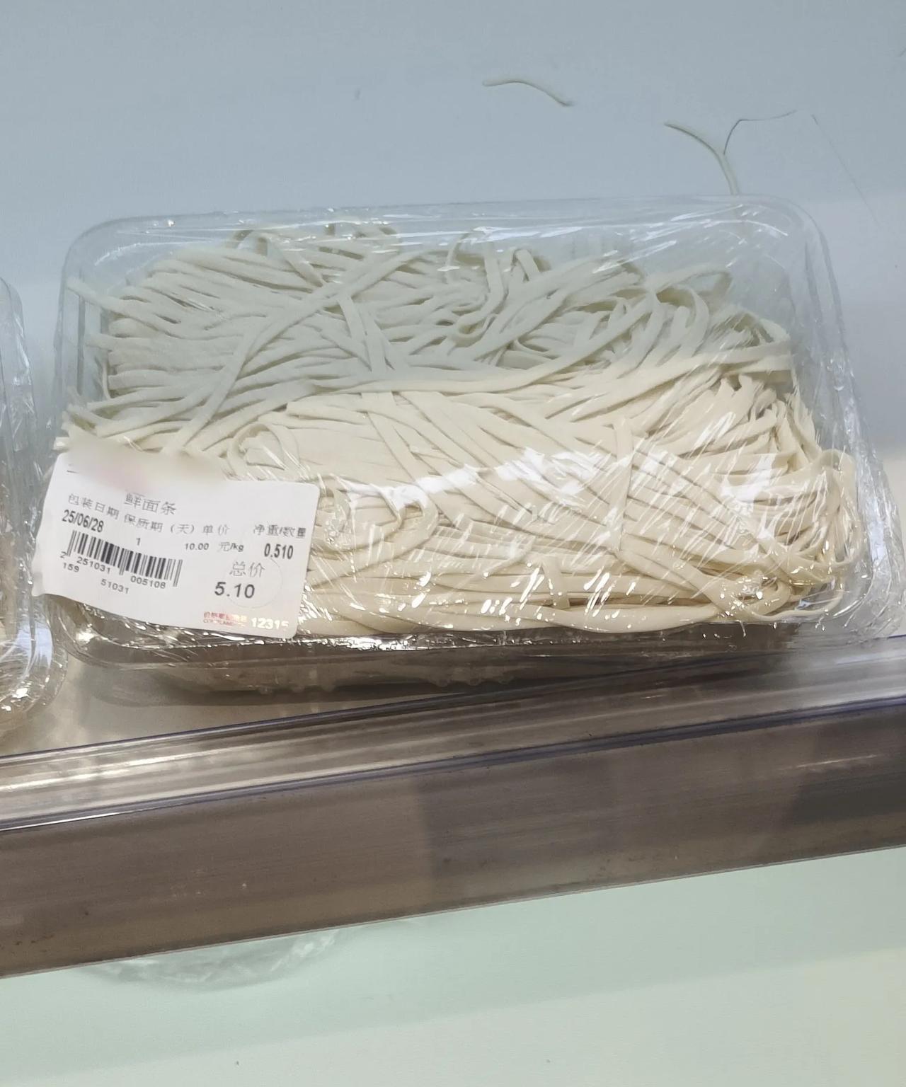 昨天我去超市，撞见了一件颠覆我认知的事，就是他们将临期食品重新打包换标签，延时销
