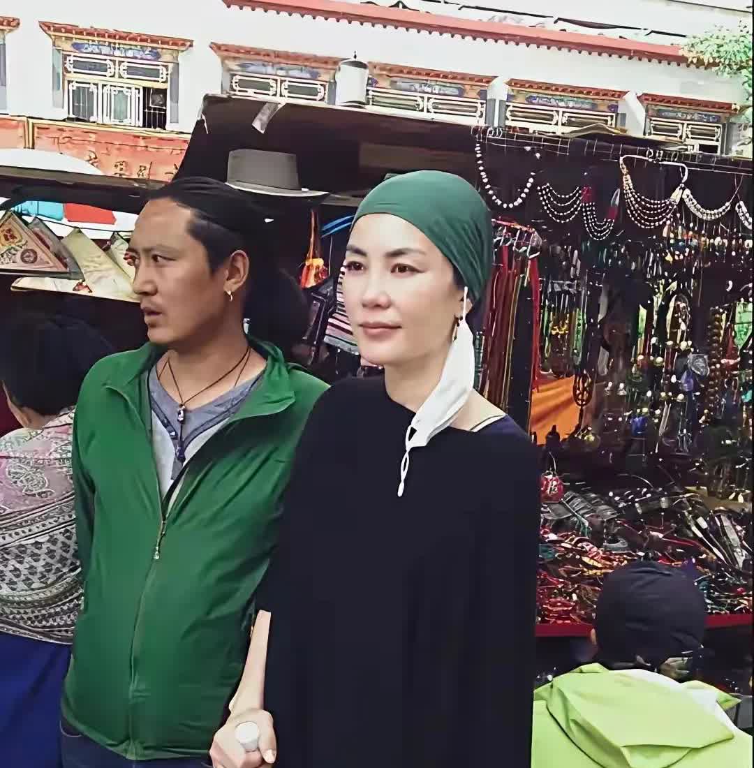 王菲算不上漂亮，比张柏芝差108千里，看图片王菲比张柏芝老了20岁真的是老了，身
