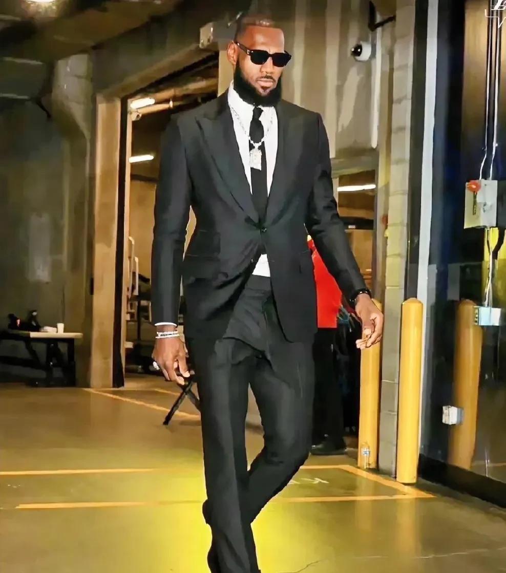 肖华天天挨骂却让老板血赚百亿！NBA扩军真正赢家曝光
今天总决赛颁奖现场扔出重磅