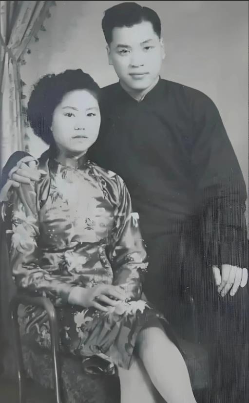 1906年，钱玄同新婚之夜，他坐在床边冷冰冰地对妻子徐婠贞说：“我不爱你，结婚只