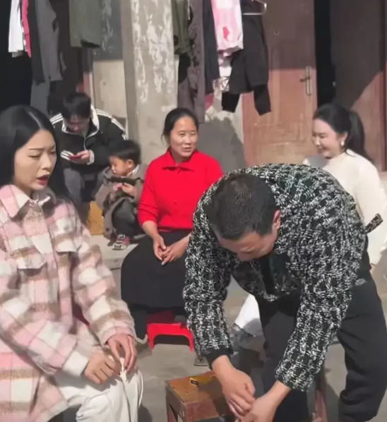 河南一男子在相亲被拒后，竟将带来的礼品全部收走，甚至连抽剩下的半盒烟也装入口袋。