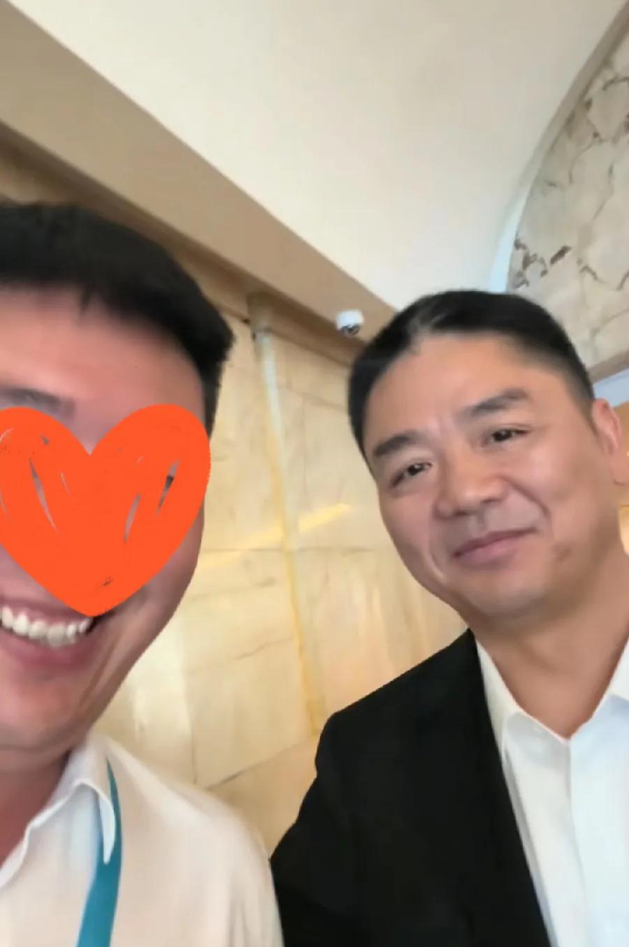 刘强东，与大会工作人员合影，随和接地气，不拒绝、很配合，刘强东这气质百搭，穿上外
