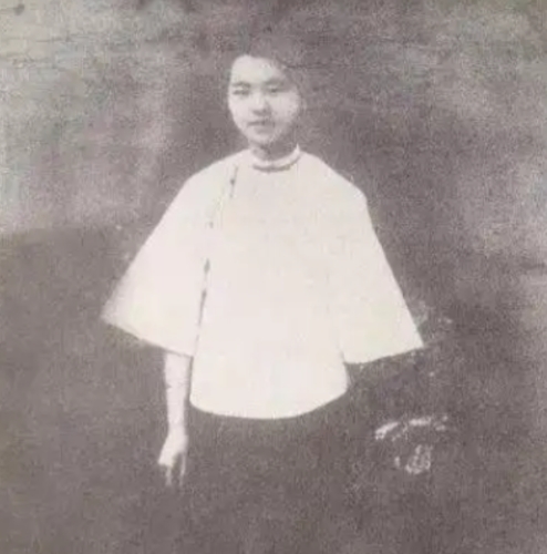 1949年南京解放后，一位贵妇走到南京总统府前，对哨兵说道：“我是陈修良，我想见