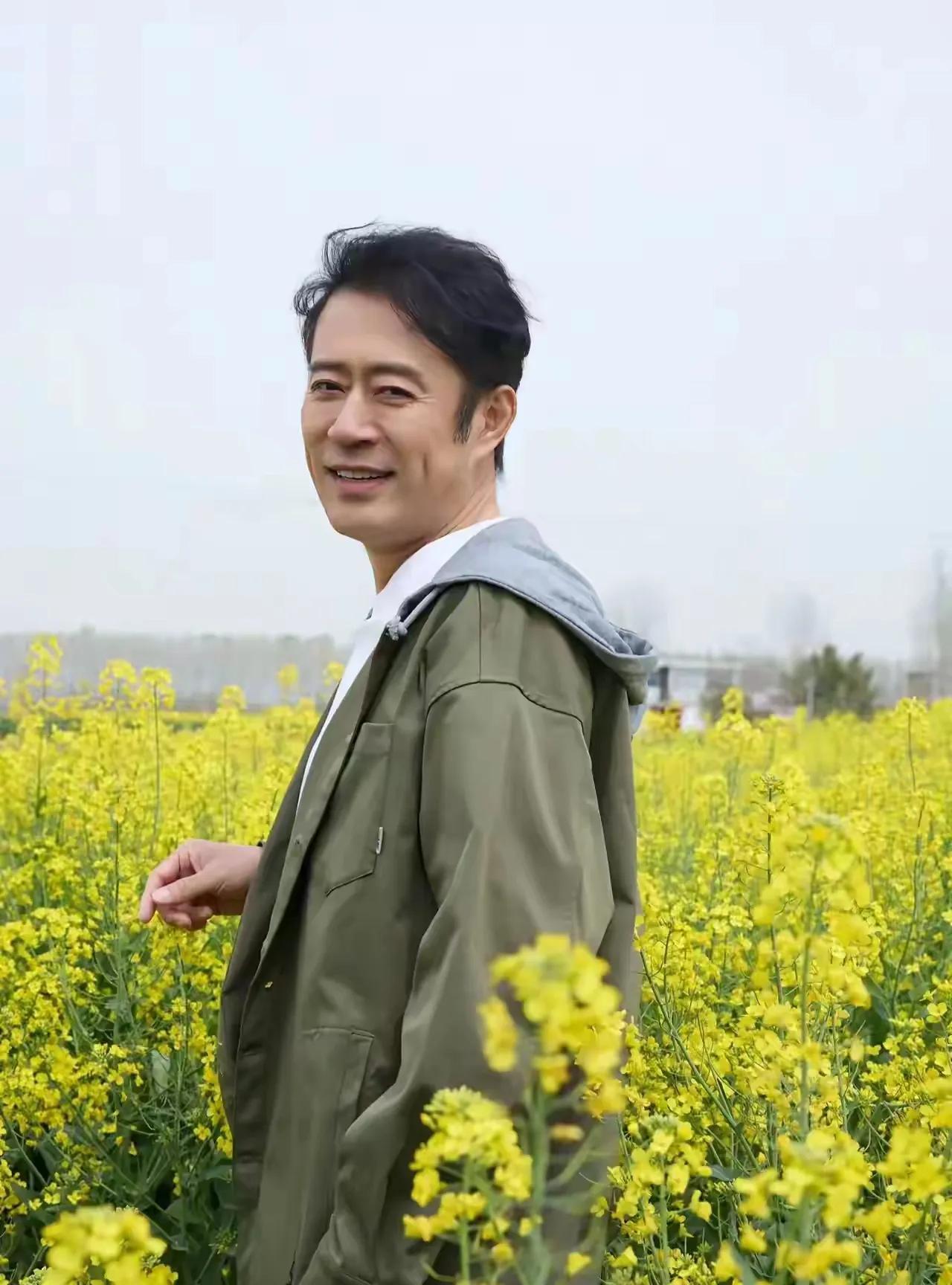 这位中年男士看着非常面熟，长得英俊潇洒，笑容甜美，你认出是谁了吗？