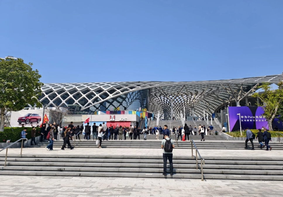 已经抵达华为Pura新品及鸿蒙智行发布会现场，到了现场看到展区才知道这一代的新手