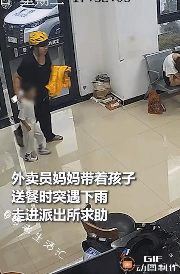 天啊，这暖心的一幕，再次让博主眼泪盈眶……
一位外卖员妈妈带着孩子，送餐途中突遇