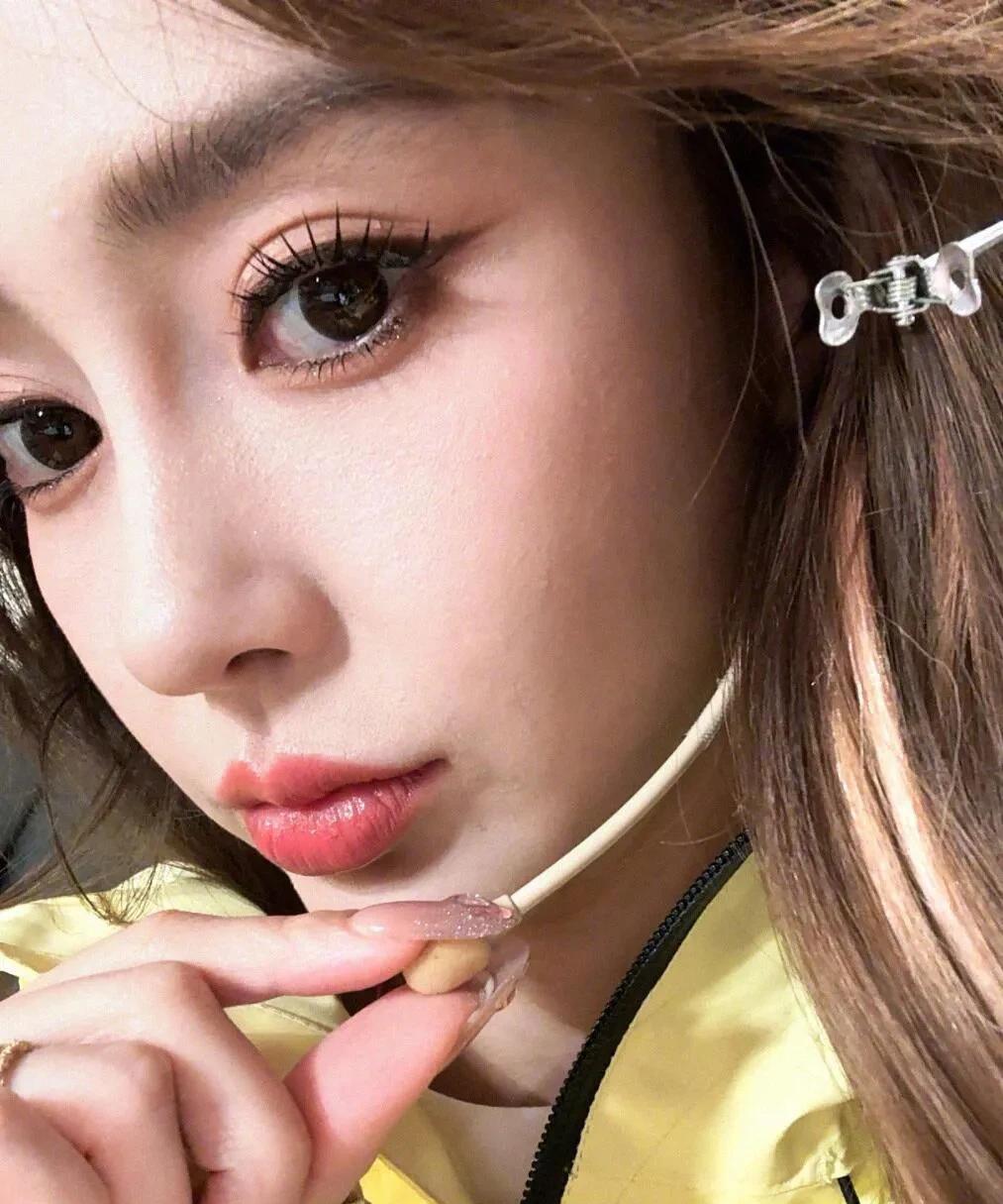 angelababy真美呀！原相机皮肤真的超级好，她的颜值内娱无代餐。杨颖真的是