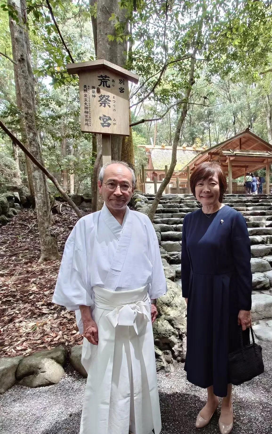 日本前首相安倍晋三夫人安倍昭惠6月16日，到三重县伊势市的伊势神宫进行参拜时的留
