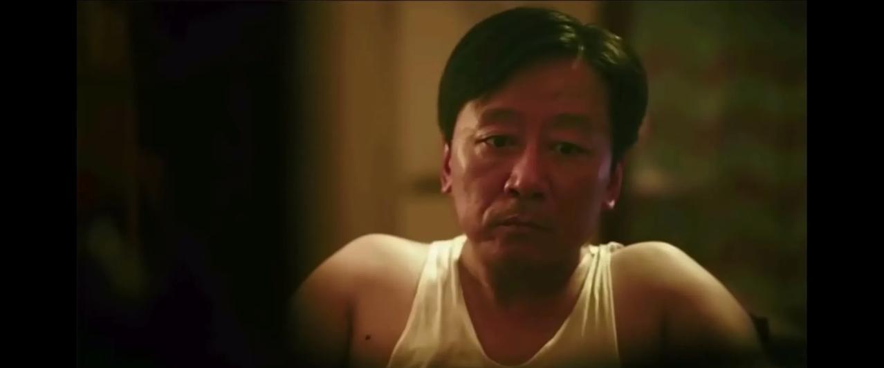 《扫毒风暴》，听说王辉醒了，林强峰激动得给他唱起了歌。
在繁华的城市
在寂静的山