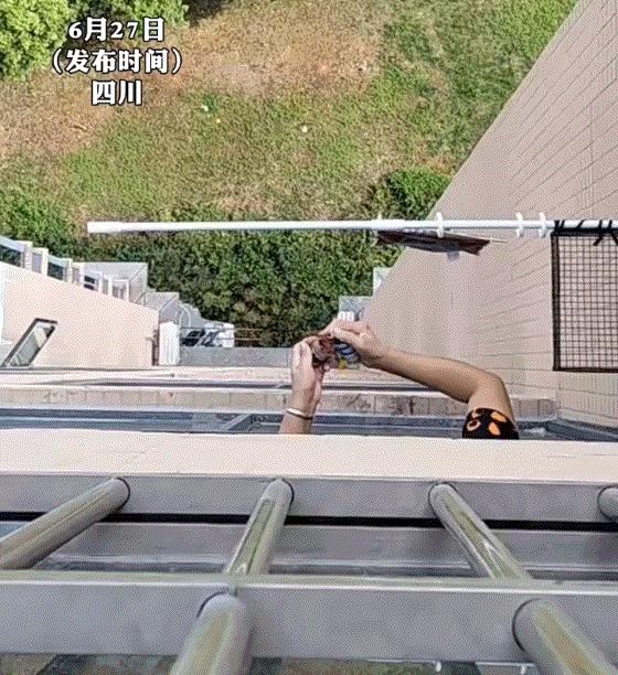6月27日，四川，一女子发视频吐槽，住在她家楼下的一名女邻居三番五次的往楼下扔垃