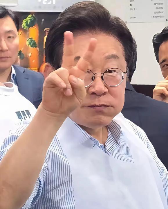 没想到！没想到！韩国总统李在明的还挺受韩国民众支持的。
民意支持率高达64% 。