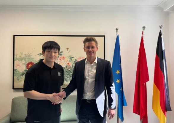 德国总领事馆上海祝樊振东赴德之旅顺利！
这就是国际巨星的排面