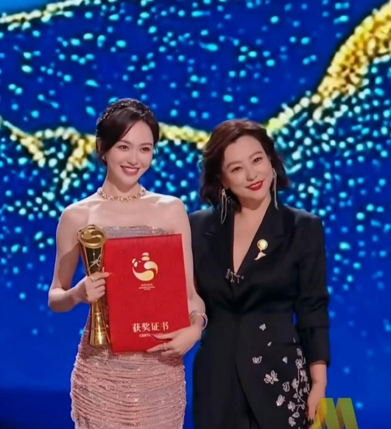 唐嫣金熊猫拿视后！这波必须夸爆
还记得2016年她跑《梦想合伙人》路演的样子，到