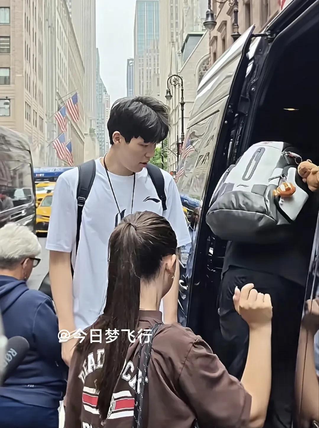 出发波特兰，杨瀚森彬彬有礼！
NBA选秀大会第2天，中国球员杨瀚森即启程前往美国