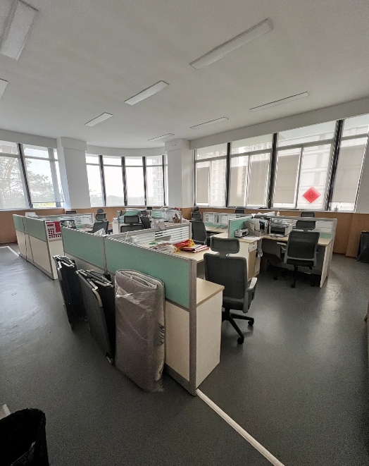 那天跟大学同学聊天，他说他们学校有一天上体育课，老师组织孩子们排队，有个孩子看到
