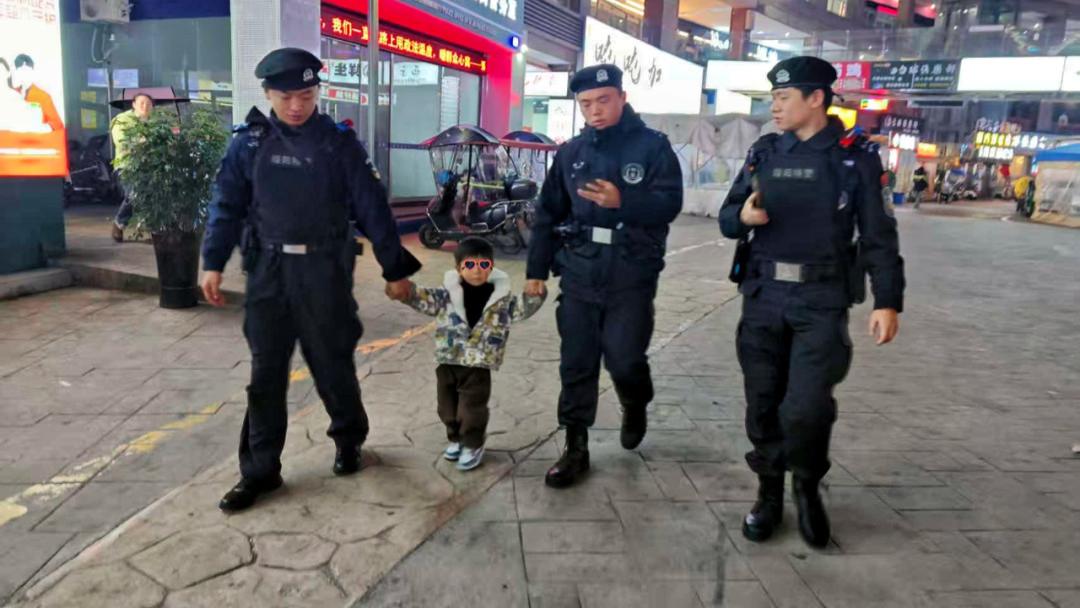 从百姓身边到长夜街头，那抹藏蓝的温暖永远“满格”