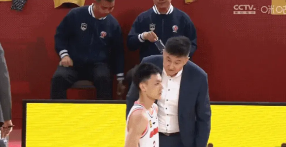 杜锋不可能认输的。

连续两场比赛在客场都输给山西队，上一场42分，本场15分，
