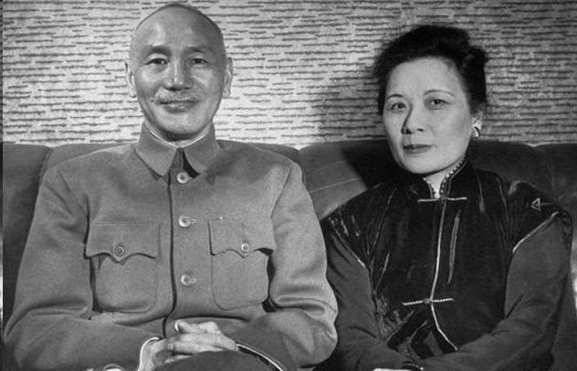 1901年14岁的蒋介石和19岁的毛福梅拜堂成亲，主婚人刚喊完“送入洞房”，蒋介