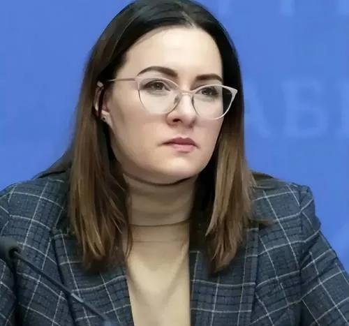 乌克兰新任女总理甩出的烟幕弹，
网曝：尤里娅接任乌克兰总理，以前是掌握乌克兰财政