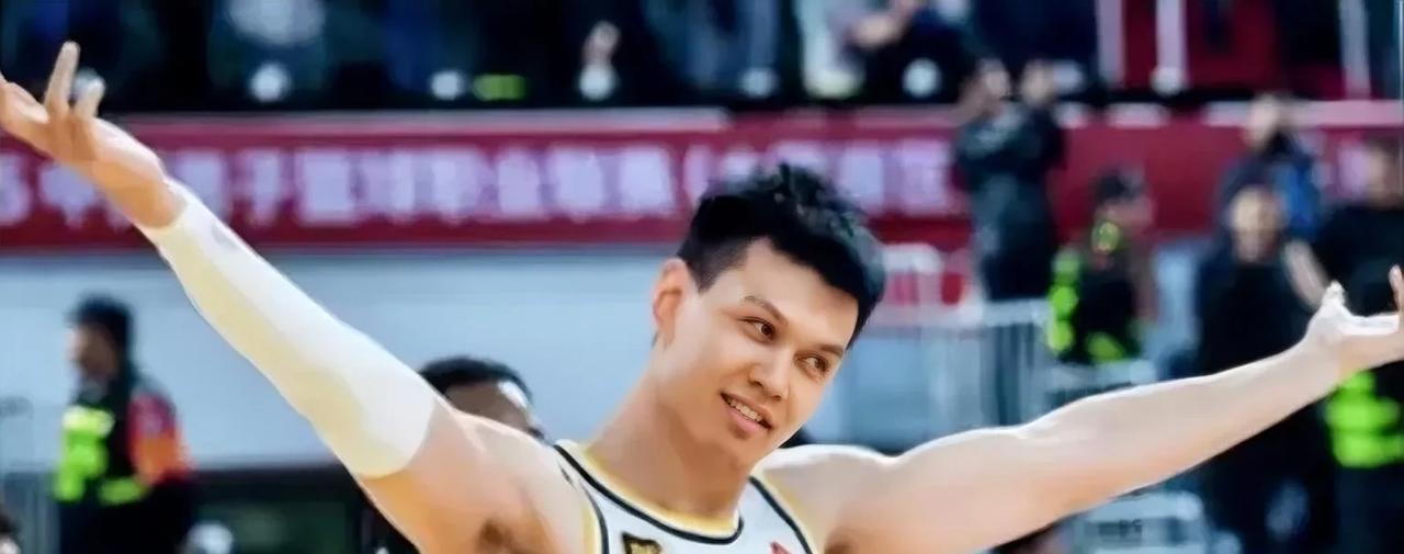 许钟豪老英雄这次真的是扬名海外了，重创亚洲一控，黎巴嫩球星阿拉基。老英雄发挥余热