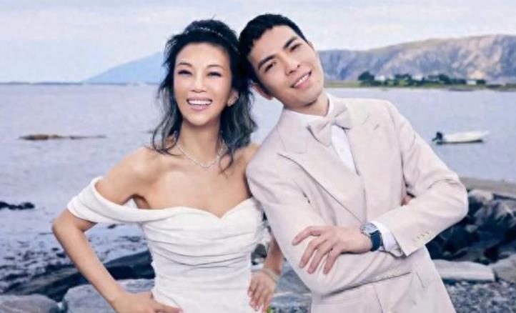 萧敬腾从摇滚小子一路走来，用独特嗓音在乐坛闯出一片天。他与大14岁的妻子感情备受