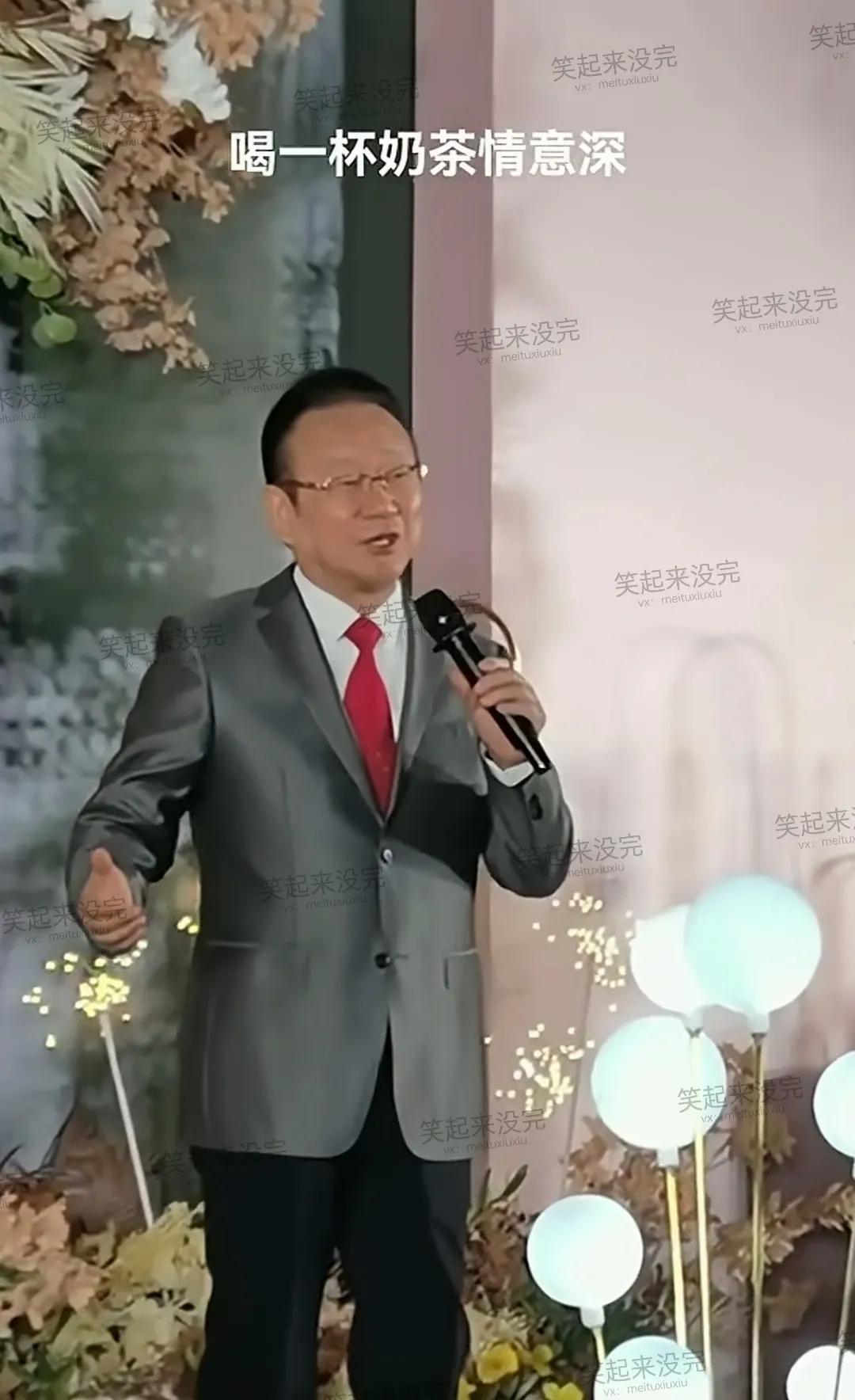 看蒋大为在婚礼现场连唱4首歌，不知能挣多少钱？看他是近80岁的人了，真的很不容易