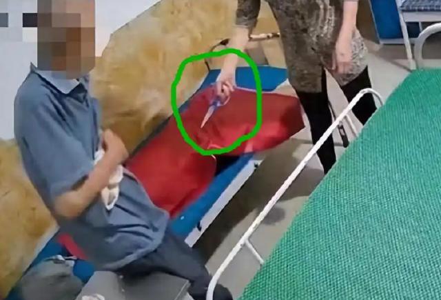 黑龙江，一家托老所内，一位老人正乖乖的站在床边，但是他的行为好像没有获得女护工满