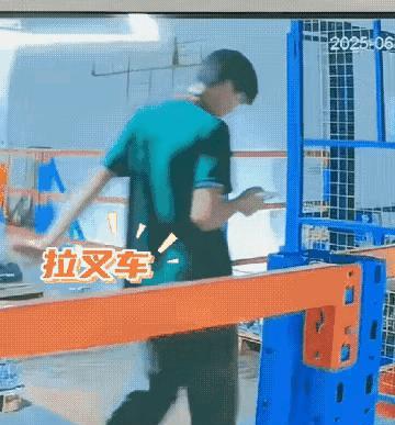 仔细看，他掉下去两眼睛都没脱离一下手机屏幕