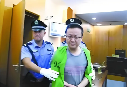 照片是死刑犯牛学辉过堂前的情景。

时年34岁的牛学辉因琐事打死新婚妻子，被判死