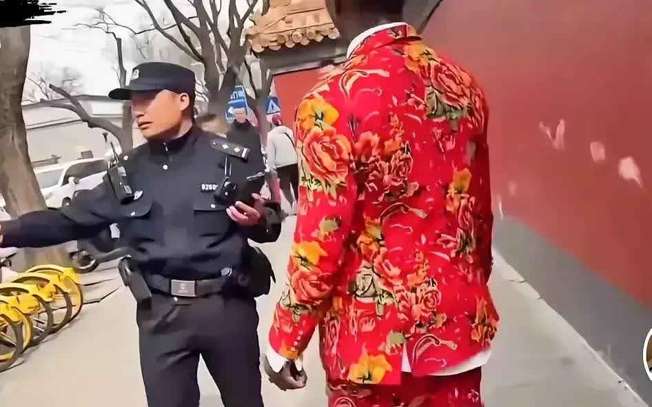 真要大力点赞北京的警务人员！提及那位甲亢先生，他们可是将其治理得井井有条。警察在