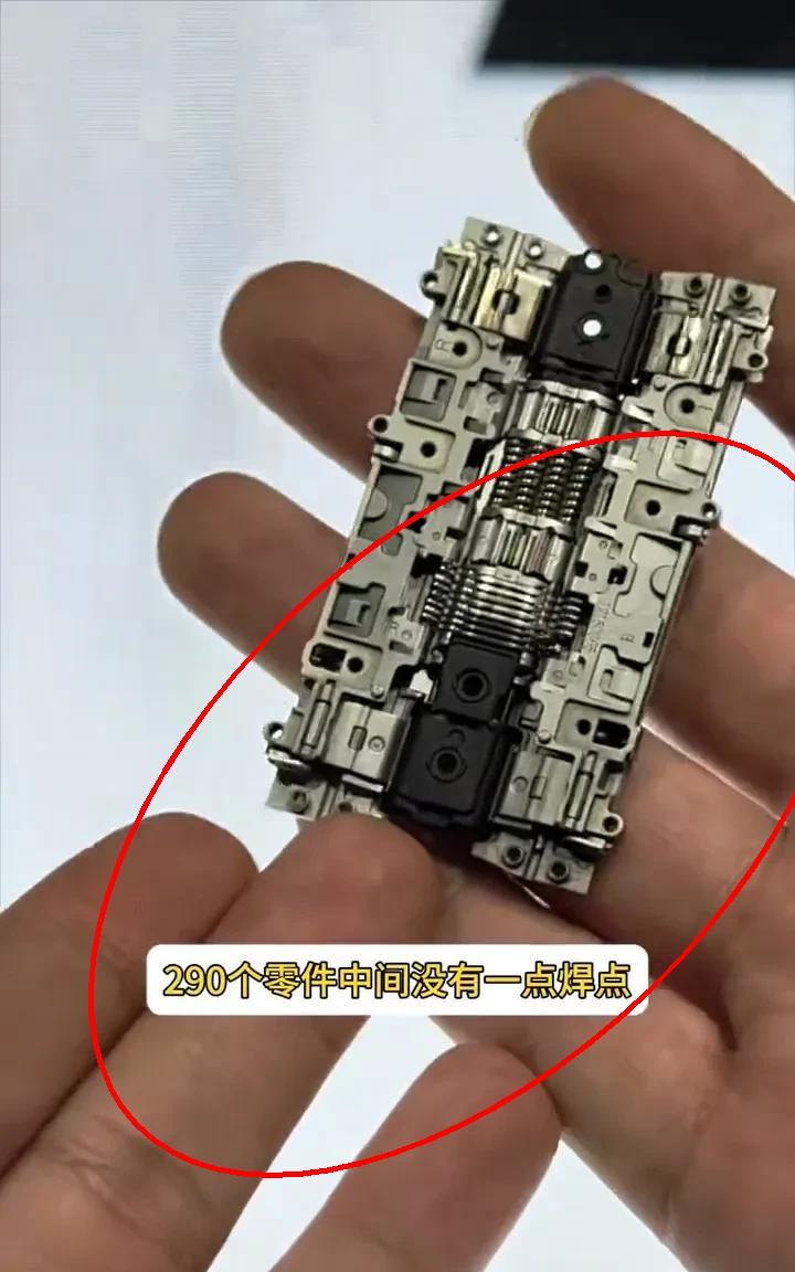 华为鸿蒙折叠电脑这铰链真的是令人叹为观止！
看着华为闷声搞研发的样子，突然明白为