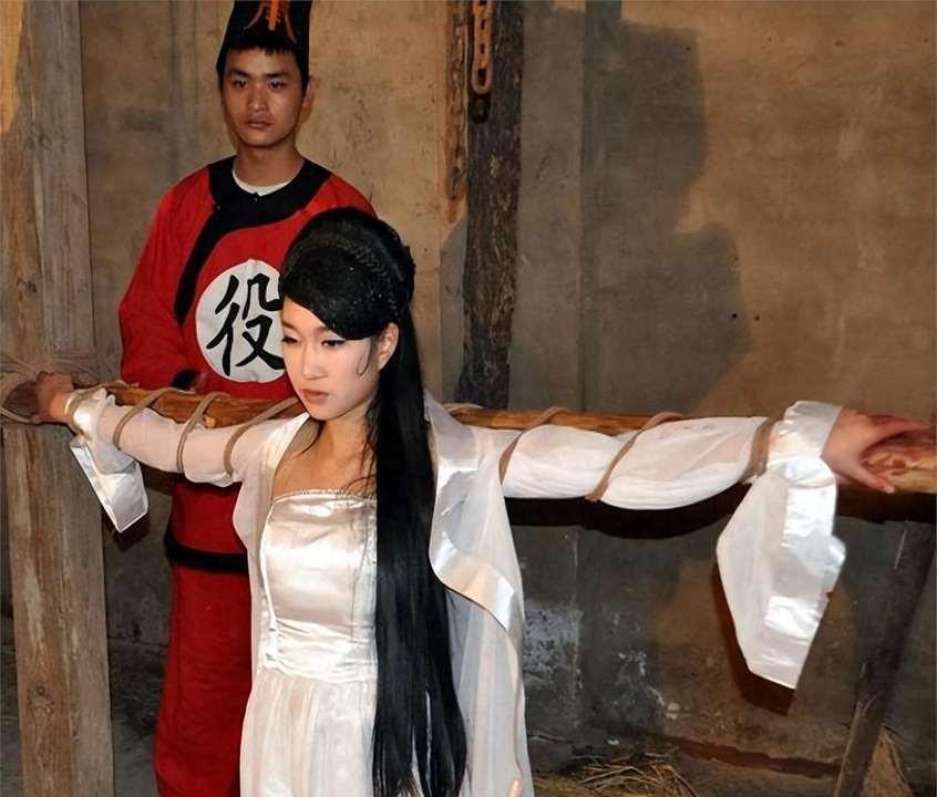1182年，一名妓被朱熹抓进大狱，当时狱卒扒掉她全身的衣服，强迫她趴在冰冷的地砖