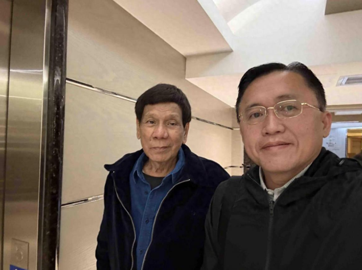 杜特尔特父女带着10名保镖悄悄离开菲律宾，目的地竟是中国香港！         