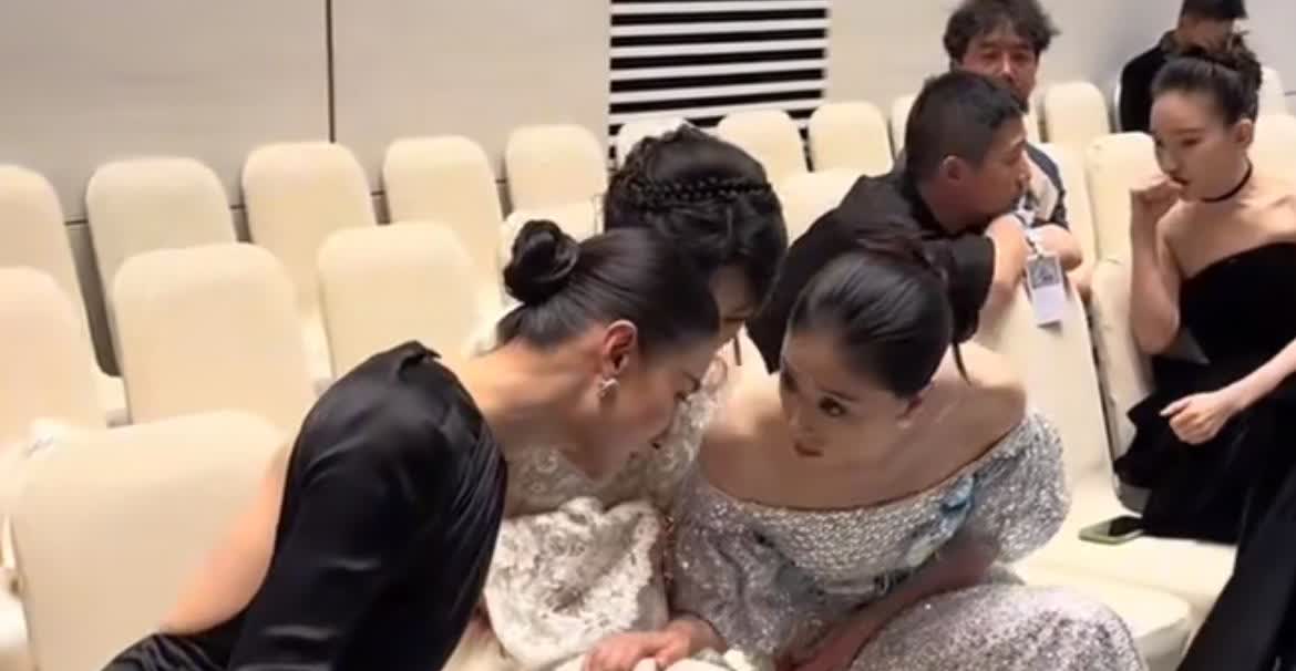 杨紫宋佳蒋欣三人热聊，女性之间的惺惺相惜，这哪里还是高冷女明星，简直就是街头聚会