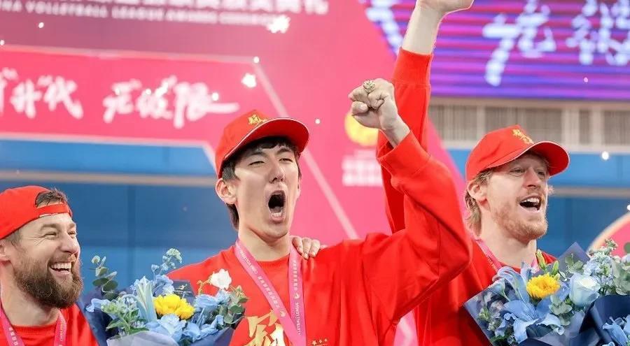 对于张哲嘉获得联赛最有价值球员，无论“官媒”的中国体育报还是上海当地媒体都是“认