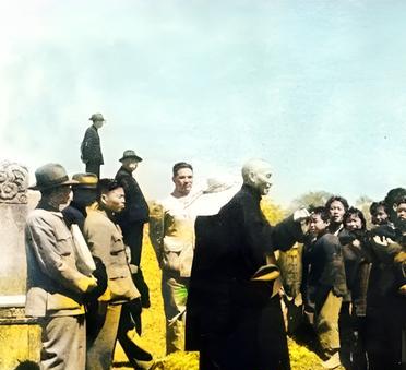 1948年5月，解放战争打得如火如荼。蒋中正却故作镇定，摆出悠闲的姿态。他不仅回