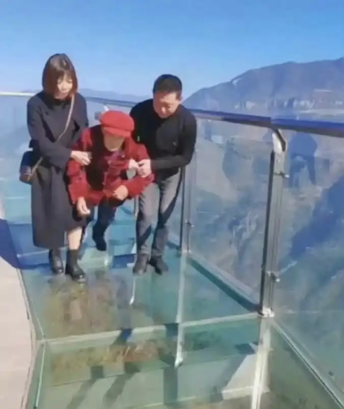 奇葩！可能刚给老太太买了保险吧