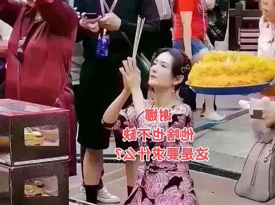 家人们，我真的想不通！


谢娜夫妇那身家早就破亿了，
儿女双全，财富多