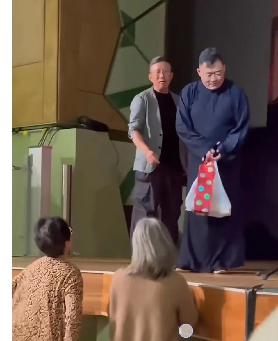 郑好红了！郑好和侯震的墨尔本演相声专场取得圆满成功。现场满坑满谷，可以看出票都卖
