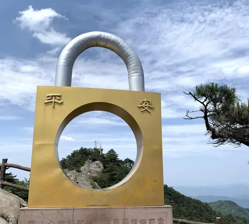 九华山一般不会有高原反应。它的最高峰十王峰海拔才1342米，离中国医师协会定义的