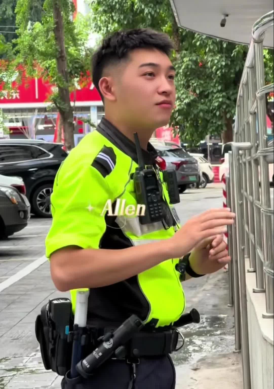 四川自贡交警陈俊果真是人如其名，不是一般的帅哦！健康的肤色，俊朗的外表，高大的身