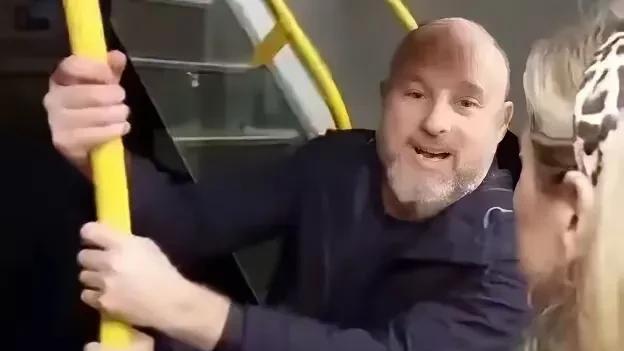 真是条汉子!最近，一名爱尔兰男子在公交车上袭击犹太人，狂对方扇耳光扇耳光，并切高