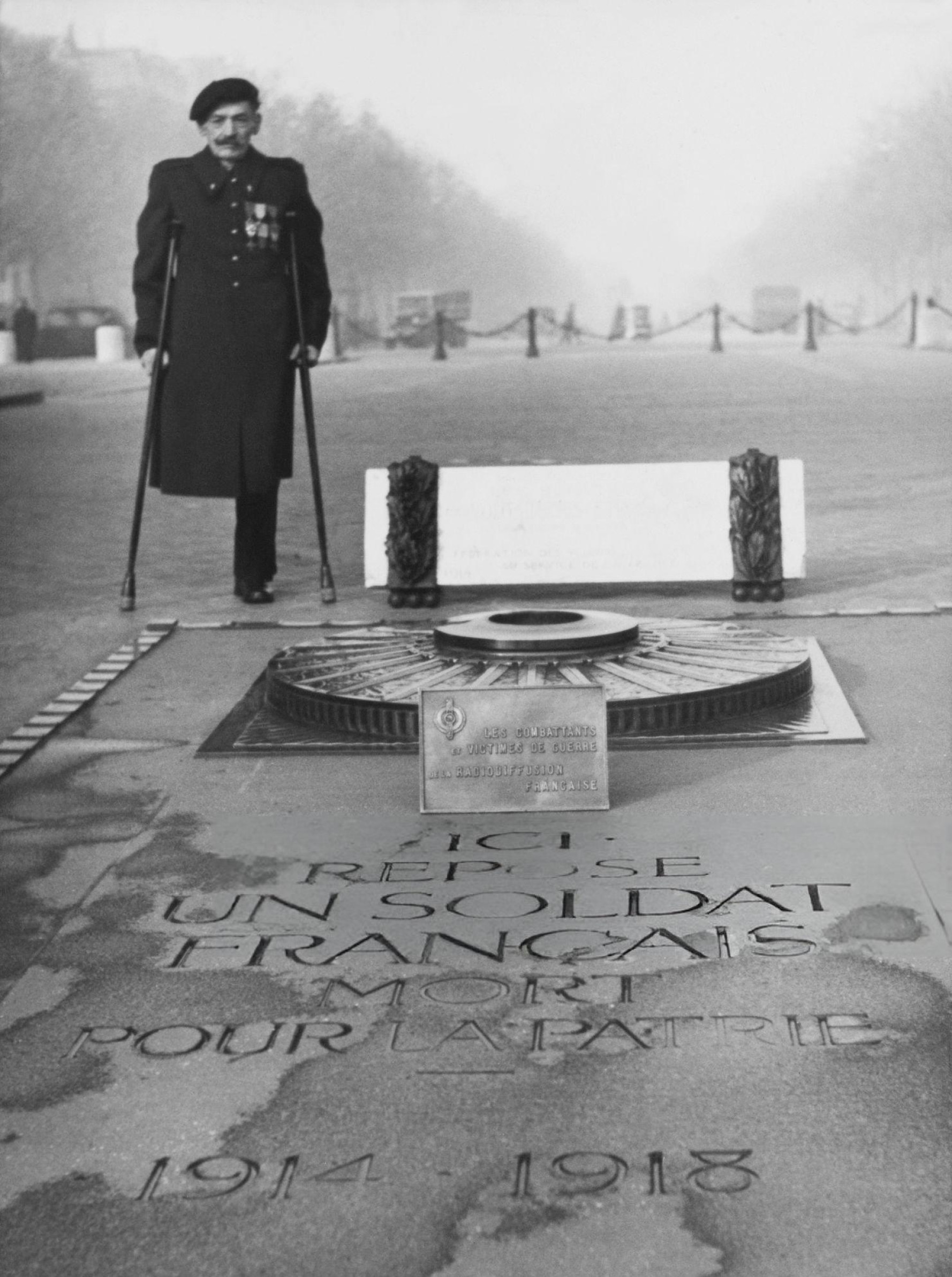 1957年，巴黎无名战士纪念碑前参加一战的士兵。