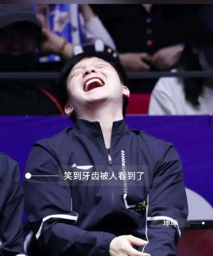 乒超联赛上，是谁惹得樊振东笑得这么开心:笑得见牙不见眼，牙齿又白又整齐。


